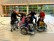 Schüler*innen, Konrektor und Vertreterin des Fördervereins vor den neuen Rollstuhlfahrrädern