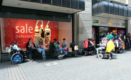 Die Klasse 10a macht eine Einkaufstour durch die Kölner Innenstadt. Sie befinden sich gerade auf er Schildergasse.